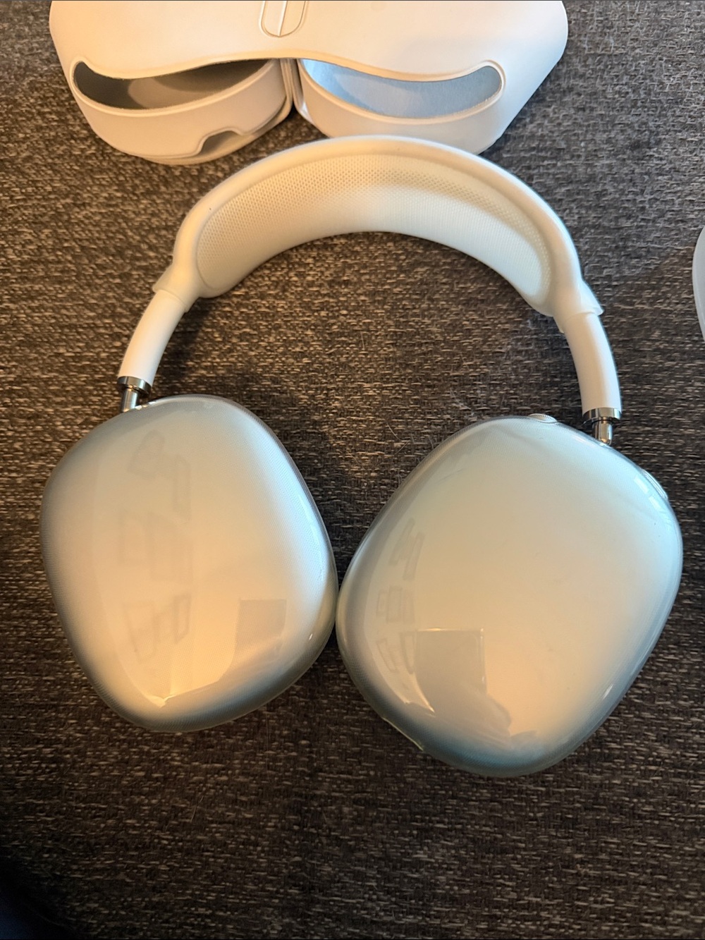 Apple AirPod Max, lightening cable Wireless Over-Ear Headphones - silver